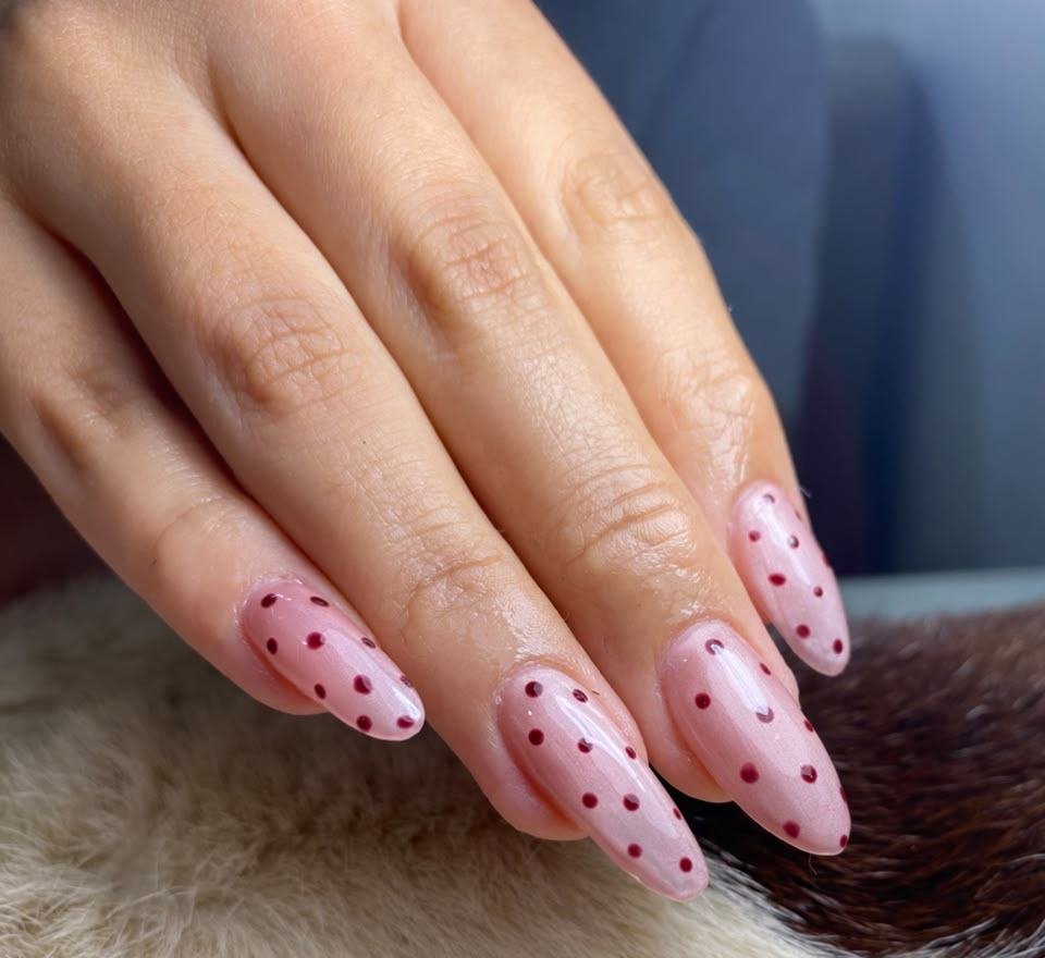 Manicura nude con lunares rojos